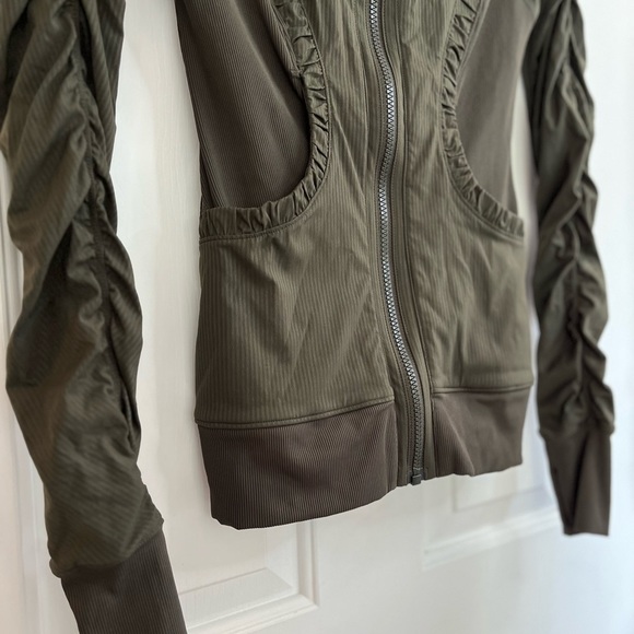 SOLD 💟 LULULEMON Athletic Reversible Dance Studio Jacket III Size 2 Dark Olive - Picture 9 of 16
